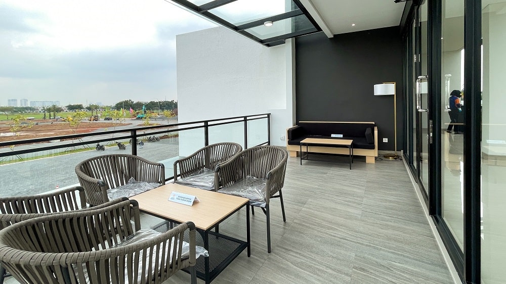 Area Balkon Ruko Hampton Gading Serpong